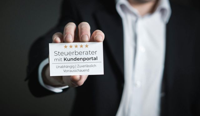 Steuerberater mit Visitenkarte für das Kundenportal